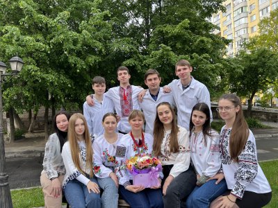 З Днем вишиванки! Сьогодні ми вшановуємо один із найяскравіших символів української культури — вишиванку. Це не просто елемент одягу — це жива історія, вишита нитками любові, сили та нескореності нашого народу. У кожному орнаменті — код нації, її духовна глибина і зв’язок поколінь. Нехай вишиванка зігріває серце, єднає душі та нагадує про наші корені. Одягаймо її з гордістю, зберігаймо традиції та передаваймо їх наступним поколінням! Слава Україні! Слава нашій культурі!